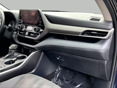 Used 2023 Toyota Highlander LE FWD image 18