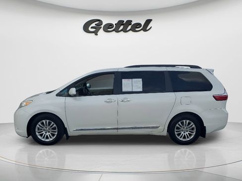 Used 2017 Toyota Sienna XLE w/ XLE Navigation Package FWD image 7