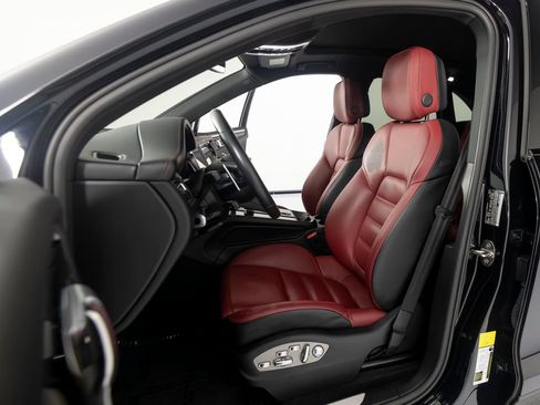 Certified 2023 Porsche Macan S AWD/4WD image 5