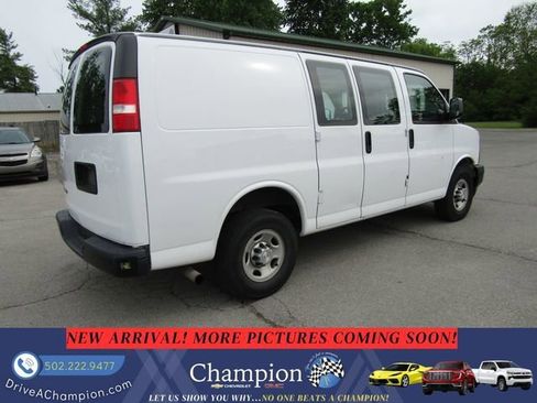 Used 2017 Chevrolet Express 2500 RWD image 4