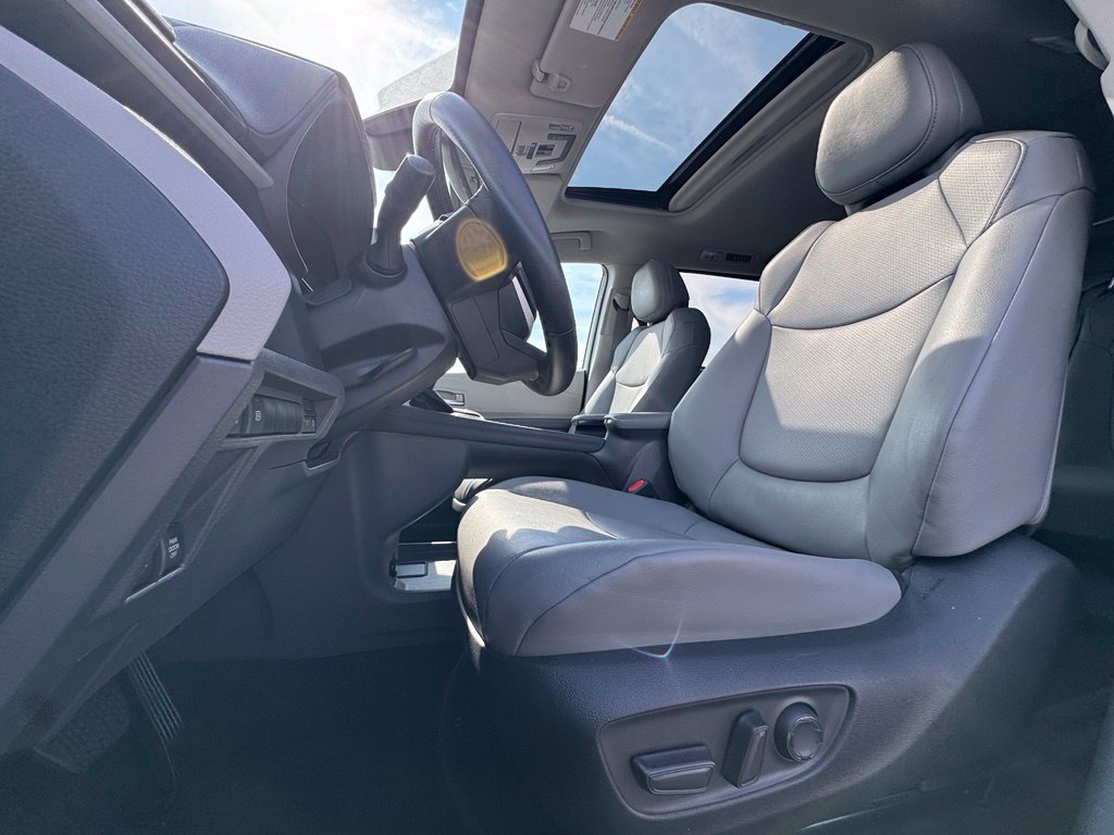 Used 2024 Toyota Sienna XLE FWD image 19
