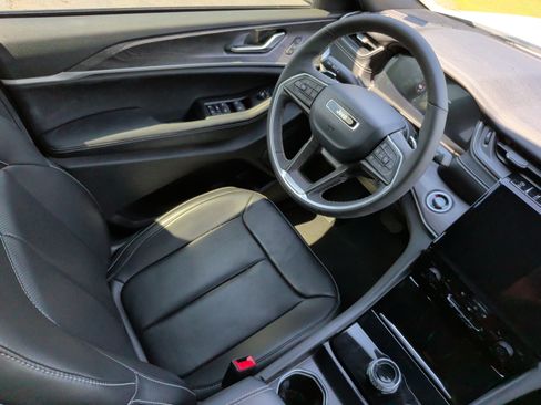 Used 2025 Jeep Grand Cherokee Limited w/ Luxury Tech Group II RWD image 34