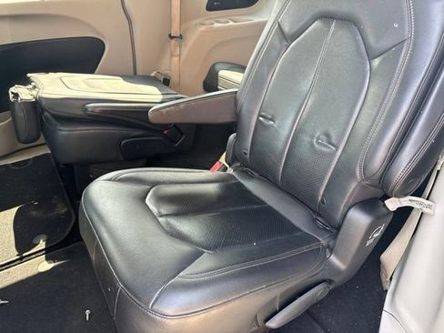 Used 2020 Chrysler Pacifica Touring-L Plus FWD image 11