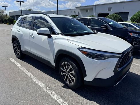 Used 2022 Toyota Corolla Cross XLE image 4