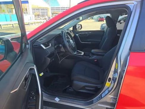 Used 2021 Toyota RAV4 LE image 3