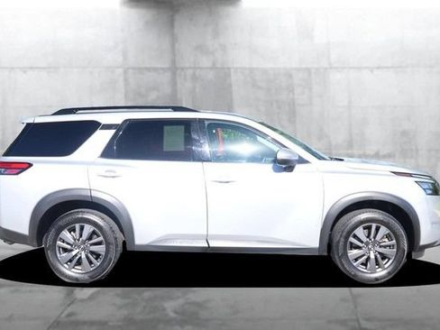 Certified 2025 Nissan Pathfinder SV FWD image 4