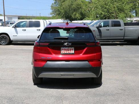 Used 2023 Chevrolet Bolt EUV LT w/ Convenience Package FWD image 4