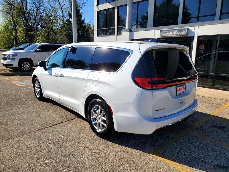 Used 2023 Chrysler Pacifica Touring-L FWD image 7