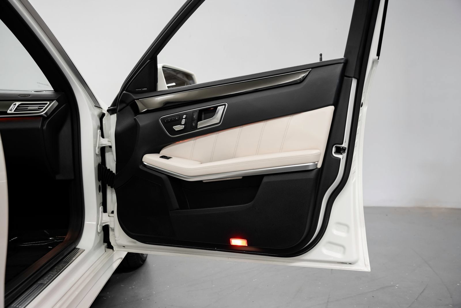 Used 2015 Mercedes-Benz E 400 Sedan image 22