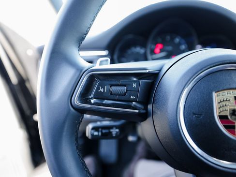 Certified 2025 Porsche Macan image 17