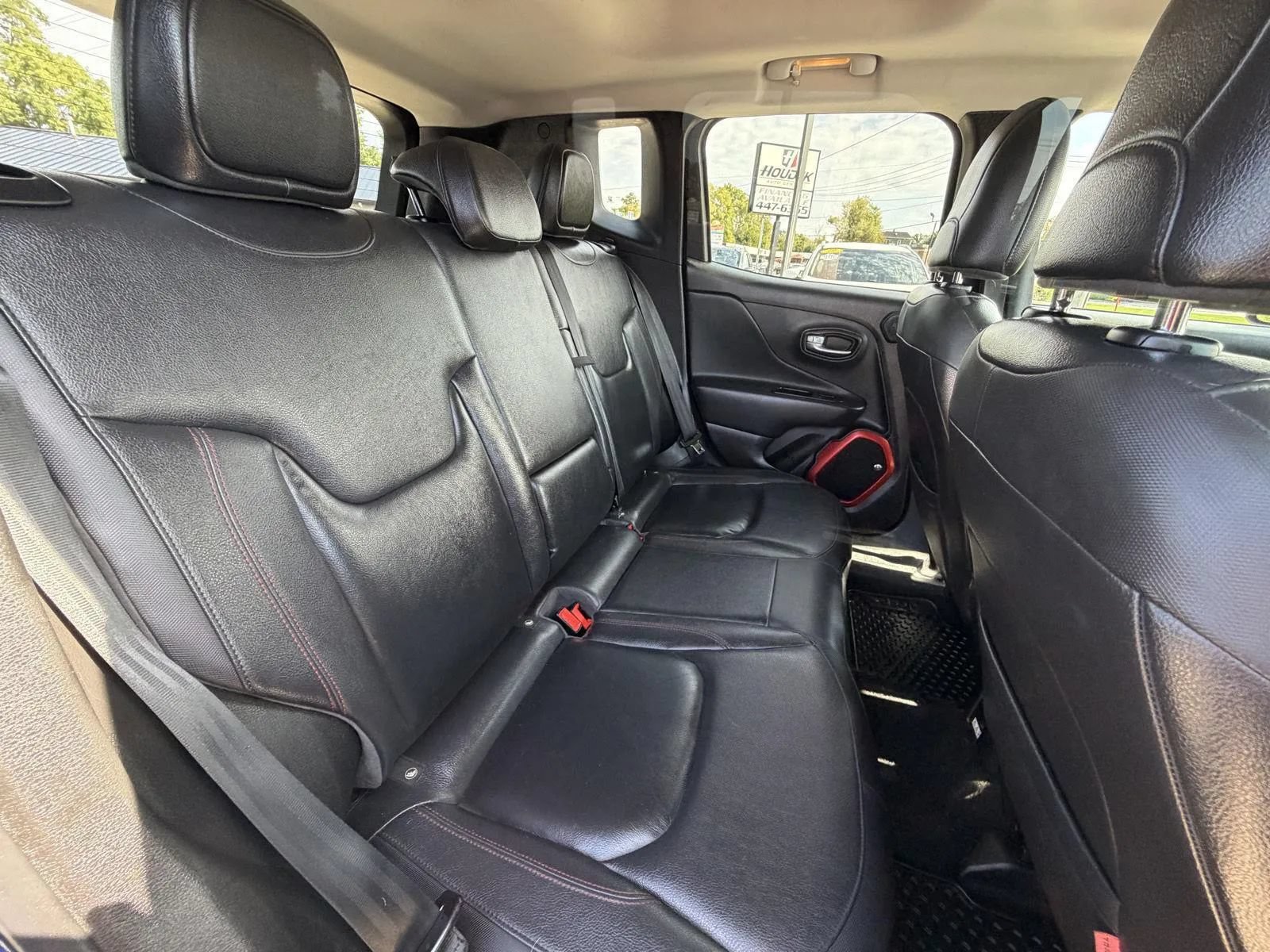 Used 2017 Jeep Renegade Trailhawk w/ Premium Trailhawk Package AWD/4WD image 17