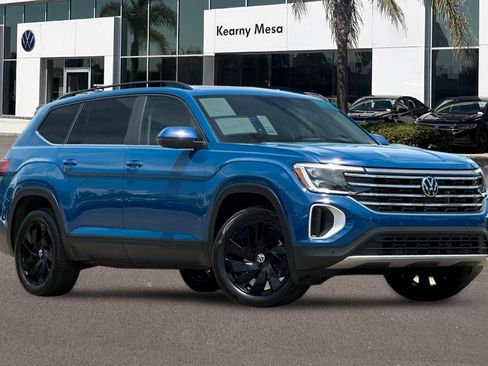 Used 2025 Volkswagen Atlas SE w/ Panoramic Sunroof Package FWD image 2
