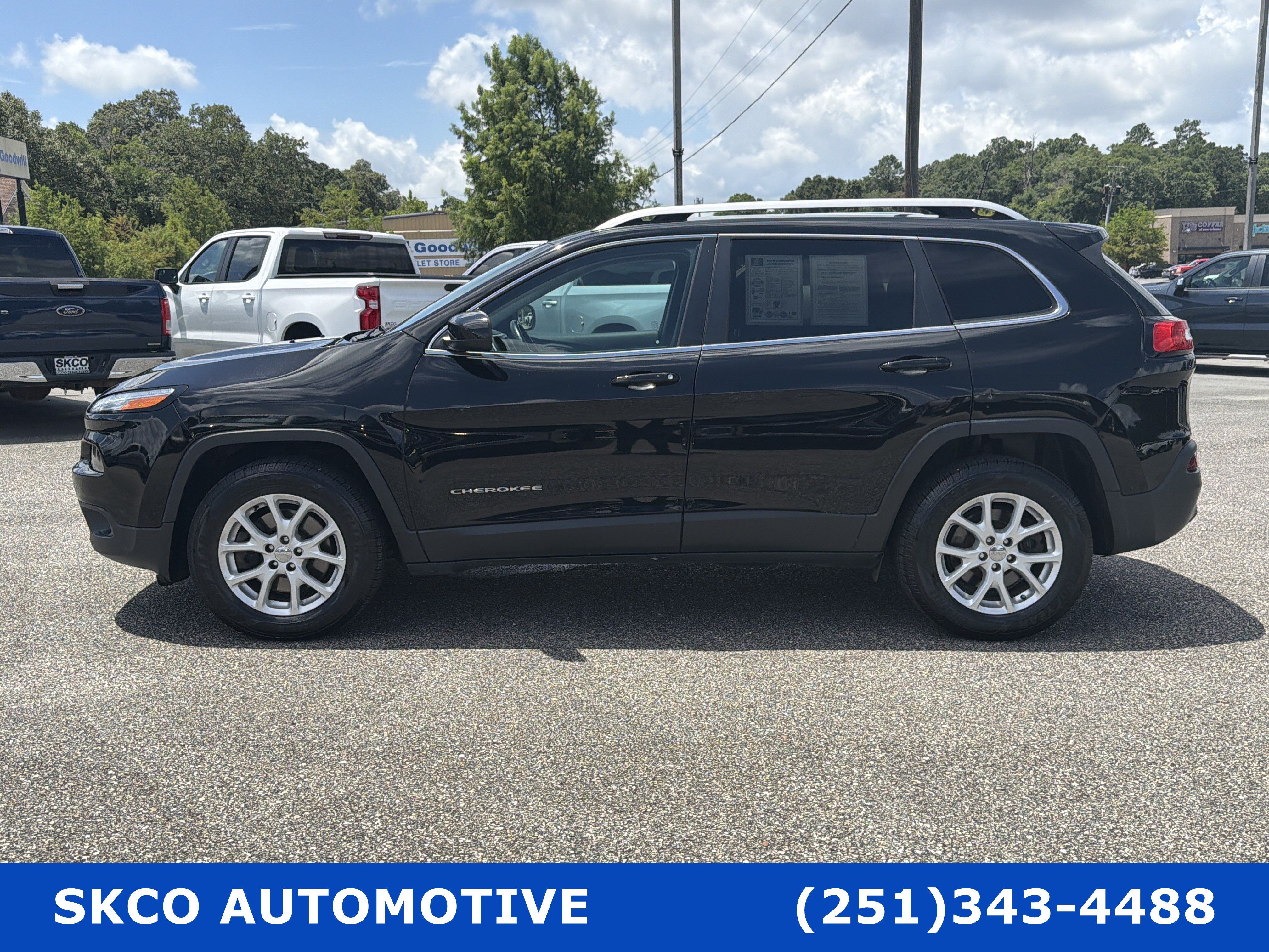 Used 2018 Jeep Cherokee Latitude Plus AWD/4WD image 2