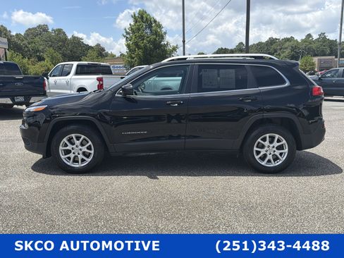 Used 2018 Jeep Cherokee Latitude Plus AWD/4WD image 2