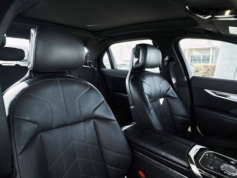 Used 2024 BMW 740i w/ Premium Package RWD image 23