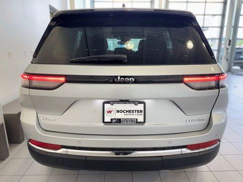 Used 2023 Jeep Grand Cherokee Laredo AWD/4WD image 40