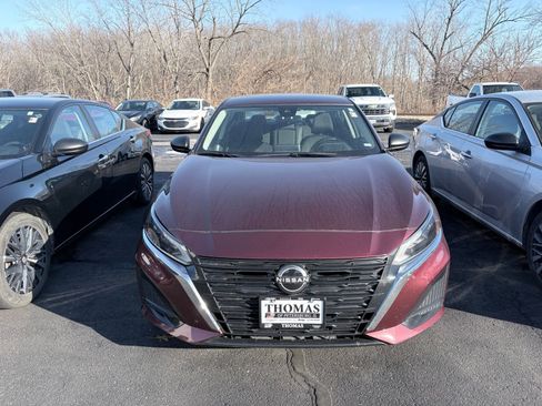 Used 2024 Nissan Altima 2.5 SV image 2