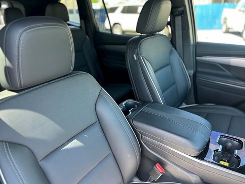 Used 2025 Buick Enclave Preferred FWD image 32