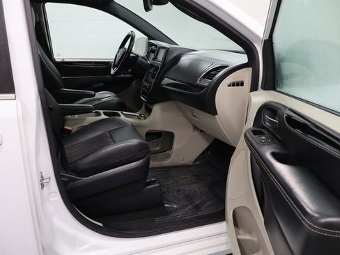 Used 2020 Dodge Grand Caravan SXT image 17