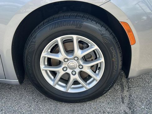 Used 2017 Chrysler Pacifica Touring FWD image 30