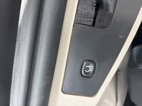 Used 2014 Chrysler Town & Country Touring-L FWD image 10