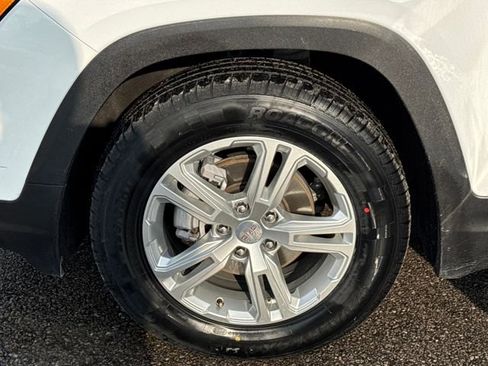 Used 2024 GMC Terrain SLE image 21