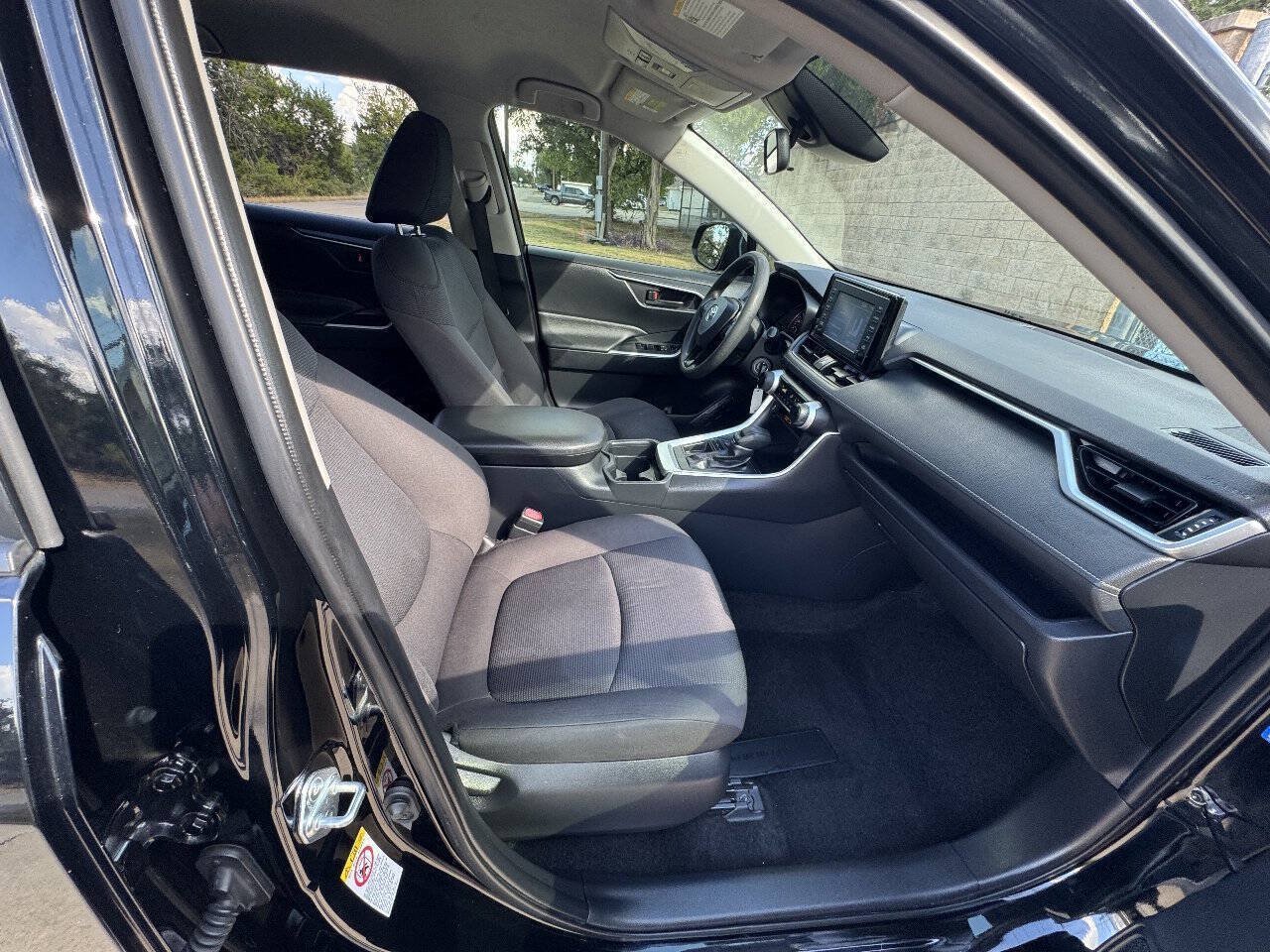 Used 2019 Toyota RAV4 LE FWD image 19