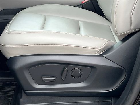 Used 2025 Ford Explorer Active w/ Active Comfort Package image 19