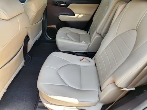 Used 2021 Toyota Highlander XLE FWD image 30