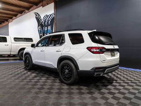Used 2025 Honda Pilot Elite image 3