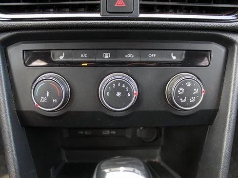 Used 2022 Volkswagen Taos SE w/ Panoramic Sunroof Package image 14