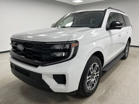 Used 2025 Ford Expedition Active AWD/4WD image 4