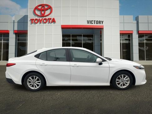 Used 2025 Toyota Camry LE image 2