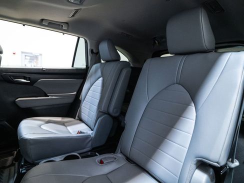 Certified 2025 Toyota Highlander XLE image 32