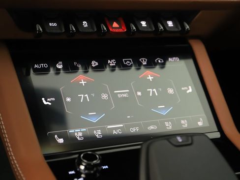 Used 2025 Lamborghini Urus SE AWD/4WD image 30