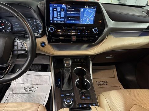 Used 2021 Toyota Highlander Limited image 18