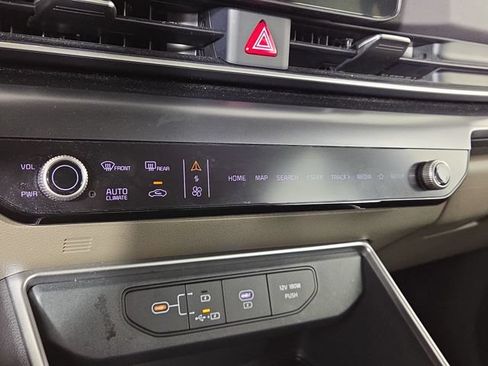 Certified 2025 Kia Carnival FWD image 18