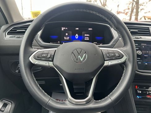 Certified 2022 Volkswagen Tiguan SE w/ Panoramic Sunroof Package image 7