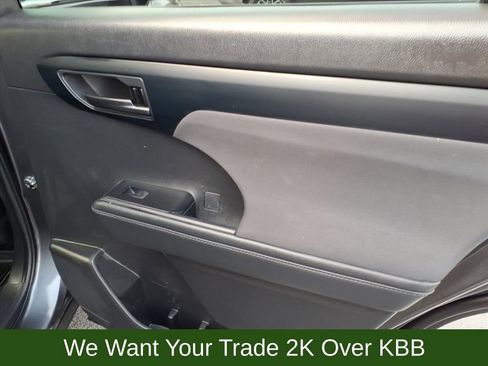 Used 2022 Toyota Highlander LE image 28