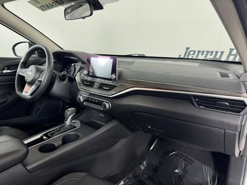 Used 2025 Nissan Altima 2.5 SV FWD image 39