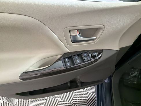 Used 2018 Toyota Sienna XLE image 15