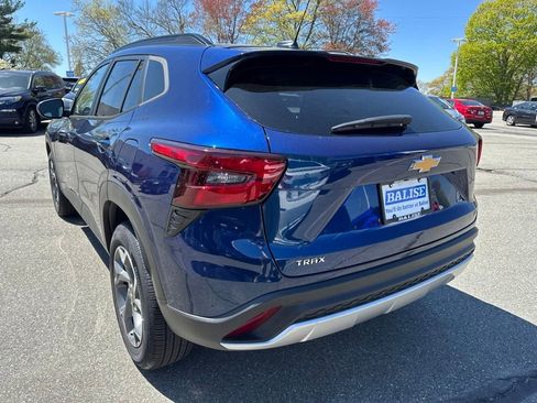 Used 2024 Chevrolet Trax LT w/ LT Convenience Package FWD image 4