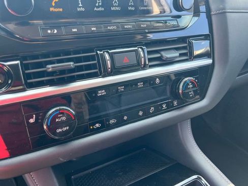 Used 2025 Nissan Pathfinder SL AWD/4WD image 21