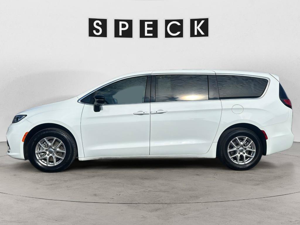 Used 2025 Chrysler Pacifica Select FWD image 2