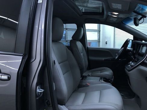 Used 2015 Toyota Sienna XLE image 26