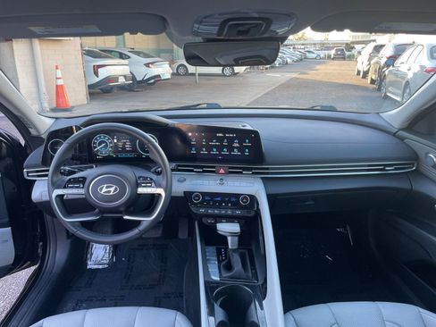 Used 2025 Hyundai Elantra Limited image 33