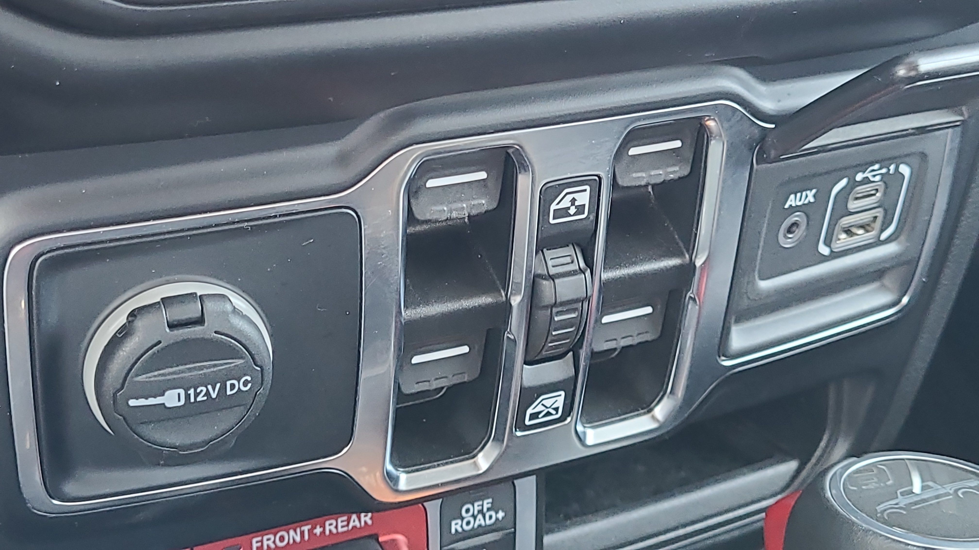 Used 2022 Jeep Gladiator Rubicon w/ Cold Weather Group AWD/4WD image 23