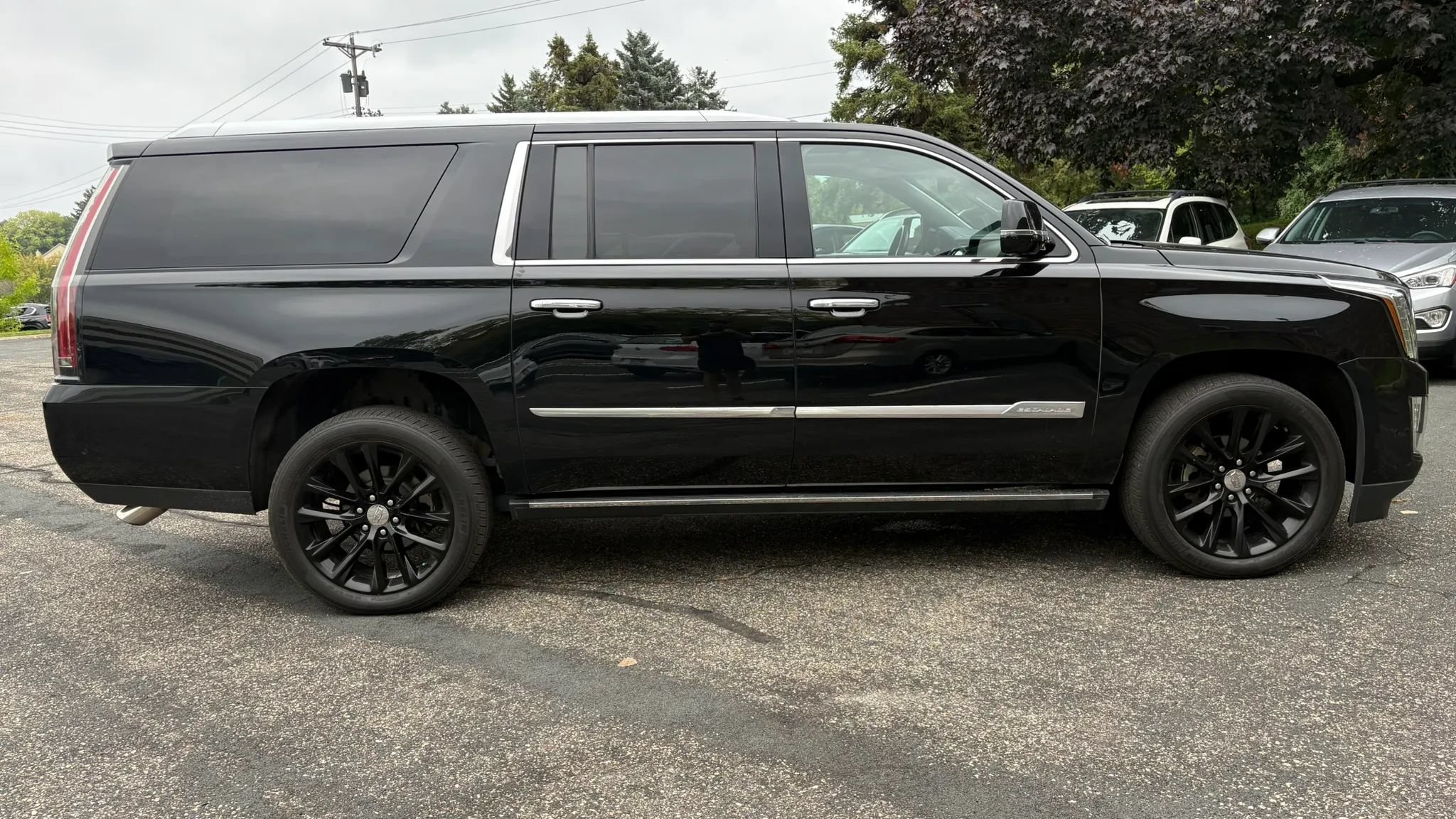 Used 2017 Cadillac Escalade ESV Premium Luxury AWD/4WD image 11