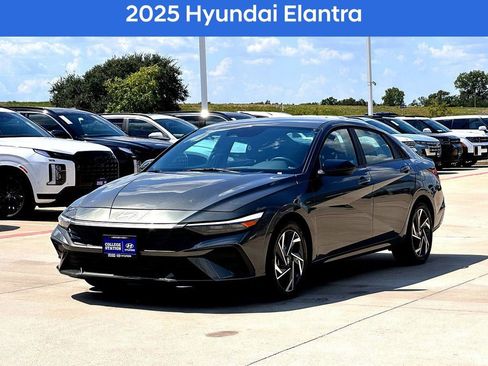 Used 2025 Hyundai Elantra Sport image 3