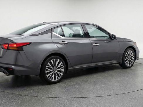 Used 2025 Nissan Altima 2.5 SV FWD image 9